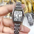Gedetailleerde close-up van zilveren tonneau dames horloge wijzerplaat met metalen band. - Zilveren Kast Witte Wijzerplaat