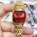 Goldene quadratische Damenuhr mit rotem Zifferblatt und Stahlarmband, elegante Armbanduhr. - Goldgehäuse Rotes Zifferblatt