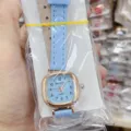Μινιμαλιστικό τετράγωνο ρολόι quartz KEIIDY με ανοιχτό μπλε δερμάτινο λουράκι και αριθμούς. - Ανοιχτό μπλε