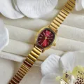 Elegante goldene Damen Ovaluhr mit burgunderrotem Zifferblatt und flexiblem Metallarmband. - Goldgehäuse Rotes Zifferblatt