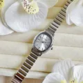 Elegante Damen Ovale Quarzuhr mit Metall Flexarmband und silbernem Zifferblatt Detail Ansicht. - Silbernes Gehäuse Weißes Zifferblatt