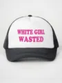 Vista detallada de la gorra trucker en blanco y negro con texto rosa y parte trasera de malla. - Ajustable / Empalme Blanco y Negro