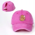 Rosa gewaschene Zopf-Baseballkappe Detail mit niedlichem geflügelten Capybara Front-Druck. - Verstellbar / Fuchsia