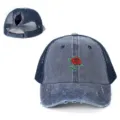 Berretto da baseball in denim slavato con ricamo di rosa rossa e foro per coda di cavallo. - Regolabile / Blu Marino
