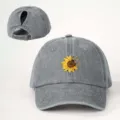 Gedetailleerd uitzicht op de grijze gewassen denim paardenstaart baseballcap met zonnebloem. - Verstelbaar / Grijs
