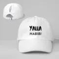 Witte paardenstaart honkbalpet met YALLA HABIBI print, verstelbare gesp voor buitenrecreatie. - Verstelbaar / Wit