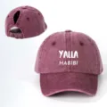 Vue détail de casquette de baseball queue de cheval en coton lavé avec impression et boucle métal. - Réglable / Bordeaux