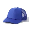Vue détaillée d'une casquette trucker bleue en mesh avec bride réglable et cordon décoratif. - Tout Bleu Royal