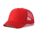 Vue de détail en gros plan de la casquette trucker rouge vif avec panneau avant en mousse et cordon. - Rouge