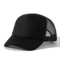 Vue détaillée de la casquette trucker noire unie avec devant en mousse et cordelette. - Tout Noir