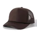 Détail de casquette trucker marron unie avec face en mousse et cordon noir sur la visière. - Tout Café Corde Noire