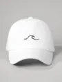 Primo piano dettaglio del cappellino da baseball bianco con ricamo onda nera minimalista. - Regolabile / Bianco
