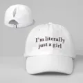 Gros plan détaillé de la casquette de baseball blanche avec broderie élégante. - Réglable / Blanc