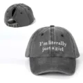 Vue détaillée de la casquette de baseball en coton lavé avec broderie de lettres blanches. - Réglable / Noir