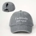 Casquette de baseball grise délavée avec trou pour queue de cheval et broderie élégante. - Réglable / Gris