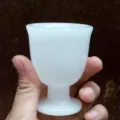Nahaufnahme eines glatten weißen Jadekelchs, der seine elegante Silhouette zeigt. - Afghanischer Weißer Jade / S