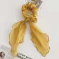 Chouchou de cheveux en organza jaune avec longs rubans, tissu brillant et beau style drapé. - Jaune