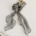 Graues glänzendes Stoff-Haargummi mit langen Schleifen-Bändern, eleganter Haarschmuck - Grün