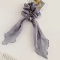 Chouchou de cheveux en mousseline perlée grise avec longs rubans, accessoire élégant style français. - Bleu