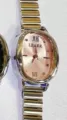 Reloj de cuarzo dorado para mujer con esfera rosa ovalada y correa de metal vintage. - Caja Plateada Esfera Rosa
