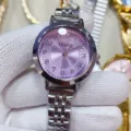 Close-up detail van dames quartz horloge met elegante paarse wijzerplaat en stalen band. - Zilveren Kast Paarse Wijzerplaat