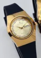 Reloj de cuarzo dorado de lujo con correa de silicona negra, esfera de diamantes y doble calendario. - Esfera Dorada Correa Negra Mujeres