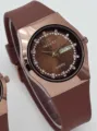 Reloj de cuarzo con correa de silicona marron y caja dorada con diamantes de imitacion. - Estilo Masculino Café