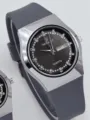 Reloj de cuarzo de silicona gris con esfera negra de diamantes y doble calendario. - Caja Plateada Correa Gris Hombres
