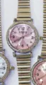 Damenarmbanduhr Variante mit kleinem rosa Zifferblatt und flexiblem Metallarmband. - Silbernes Gehäuse Rosa Zifferblatt
