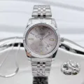 Primo piano dell'orologio al quarzo argento con lunetta scanalata classica e cinturino in acciaio. - Cassa Argento Quadrante Rosa