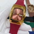 Montre quartz GALAXY pour couples avec bracelet silicone rouge, boitier dore tonneau. - Brésil Or-Rouge Hommes