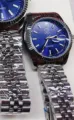 Reloj de cuarzo OMYA con esfera azul, visualización de calendario y pulsera metálica. - Caja Plateada Esfera Azul Estilo Mujer