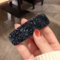 Nahaufnahme einer dunkelblauen Strass-Haarspange mit glitzernden Kristallen für die Seite. - Geometrisches Rechteck Königsblau Haarklammer