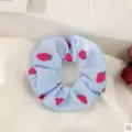 Coletero para el pelo azul con estampado de fresas, lindo accesorio de tela para mujeres y niñas. - Tela de Fresa Azul Cielo