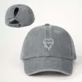 Cappellino da baseball in denim grigio lavato con foro per coda di cavallo e cuore. - Regolabile / Grigio