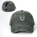 Lavato berretto da baseball per coda di cavallo con fibbia metallica e cuore keynote. - Regolabile / Verde militare