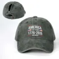 Verstellbare Baseball Cap in Dunkelgrau mit USA 1776-2026 Druck und praktischem Pferdeschwanz. - Verstellbar / Armeegrün