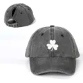 Gewaschene schwarze Zopf-Baseballkappe mit weißer Kleeblatt-Bestickung und verstellbarer Schnalle. - Verstellbar / Schwarz