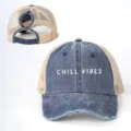 Detail der Destroyed Jeans Baseballcap, vorne Chill Vibes Stickerei und Mesh Zopföffnung. - Verstellbar / Marineblau/Beige