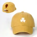 Gelbe, gewaschene Baumwoll-Pferdeschwanz-Baseballkappe mit weißer Kleeblatt-Bestickung und Riemen. - Verstellbar / Gelb