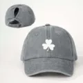 Berretto da baseball in denim grigio lavato con ricamo trifoglio bianco e foro per coda di cavallo. - Regolabile / Grigio