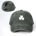 Berretto da baseball grigio slavato con coda di cavallo e trifoglio bianco ricamato. - Regolabile / Verde militare