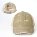 Verstellbare Mesh-Baseballkappe mit Pferdeschwanz-Öffnung und CHILL VIBES Druckdetail. - Verstellbar / Khaki