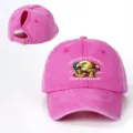 Verwaschene rosa Pferdeschwanz Baseballkappe mit Adler Motiv und verstellbarem Riemen. - Verstellbar / Fuchsia