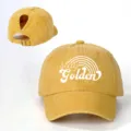 Detailansicht zeigt das Zopfloch und die verstellbare Metall Schnalle der gelben Kappe. - Verstellbar / Gelb