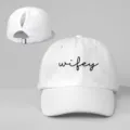 Detailansicht der weißen Zopf-Baseballkappe mit Wifey-Druck und verstellbarem Metallgurt hinten. - Verstellbar / Weiß