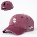 Detailansicht der gewaschenen weinroten Zopf-Baseballkappe mit Bestickung und Flagge. - Verstellbar / Burgunderrot