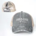 Dettaglio berretto da baseball con coda di cavallo in rete grigia, ricamato. - Regolabile / Grigio