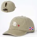 Detailansicht der Destroyed Khaki Pferdeschwanz Baseballcap mit Stickerei und Flaggen-Patch. - Verstellbar / Khaki