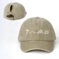 Detail der khakifarbenen Pferdeschwanz-Baseballkappe mit sommerlicher Strandstickerei. - Verstellbar / Khaki